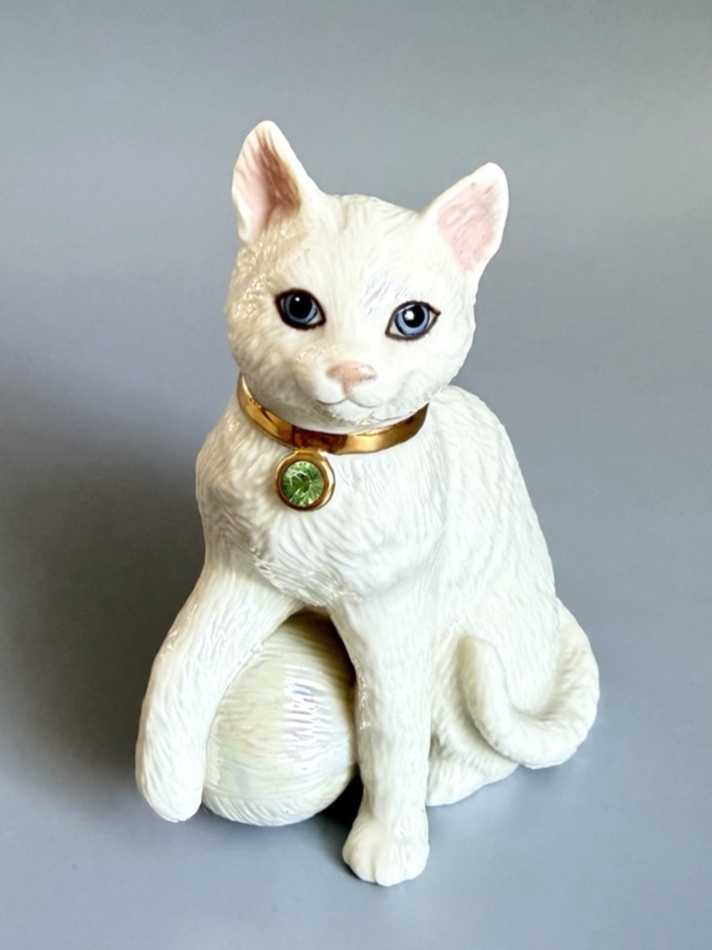 Lenox Birthday Kitties August Peridot Cat Figurine Yarn Ball 4.25” Retired